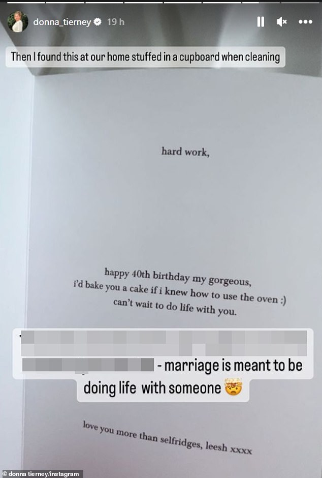 Acusación: en un explosivo Instagram, Donna, de 40 años, compartió una foto de la tarjeta mientras acusaba a su rival amorosa de hacer un intento 'desesperado' por ganarse el afecto de Jermain.