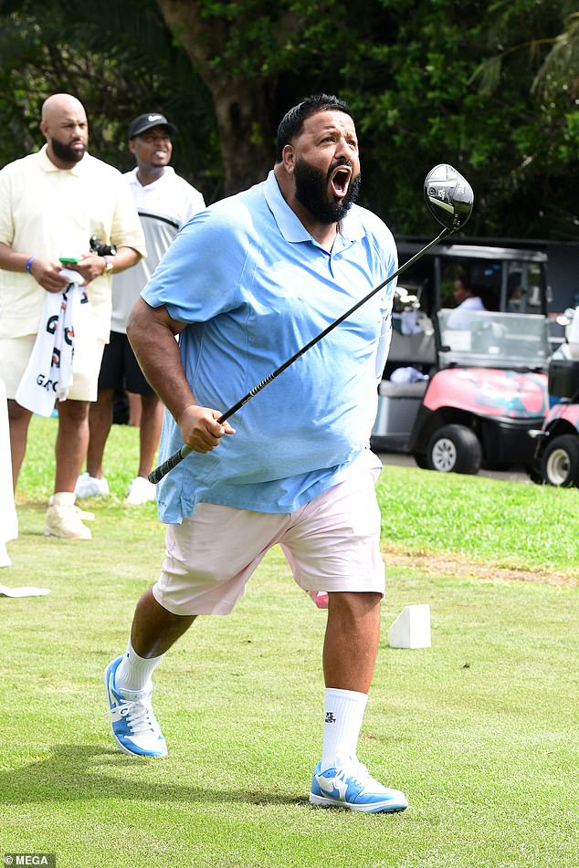 ¡Y otro!  El torneo de golf fue para la fundación de DJ Khaled, We The Best Foundation;  DJ Khaled fotografiado en su torneo el jueves