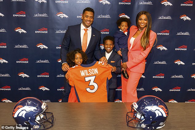 Foto de familia: Russell y su esposa Ciara con sus hijos Future, Sienna y Win en marzo de 2022 en Colorado