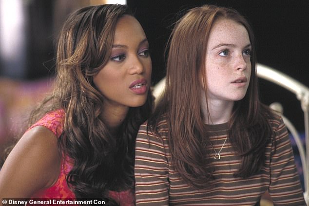 El original: se muestra a Tyra con Lindsay Lohan en un fotograma de la película Life-Size de 2000