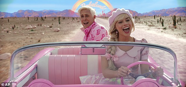 Muy esperado: Margot Robbie y Ryan Gosling se muestran en un fotograma de la película de Barbie que se estrenará en los cines el viernes.