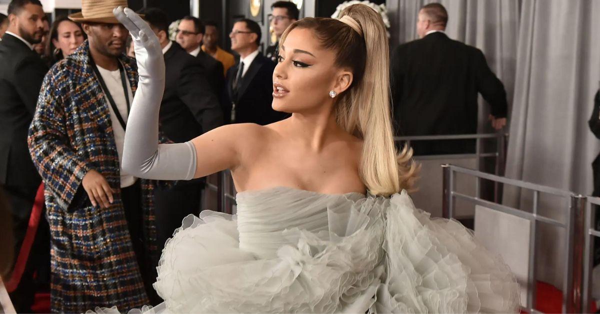 Ariana Grande asiste a los Grammys con un hermoso vestido plateado